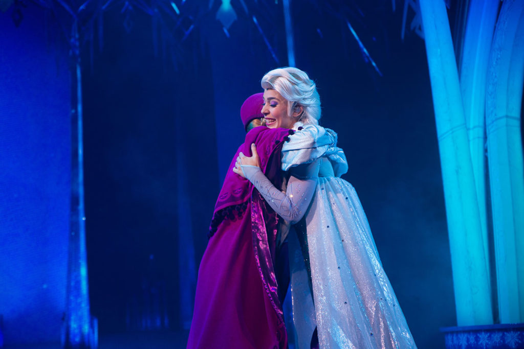 IMG_4714 copyDisneyland Paris La Reine des Neiges Une Invitation Musicale show Anna & Elsa