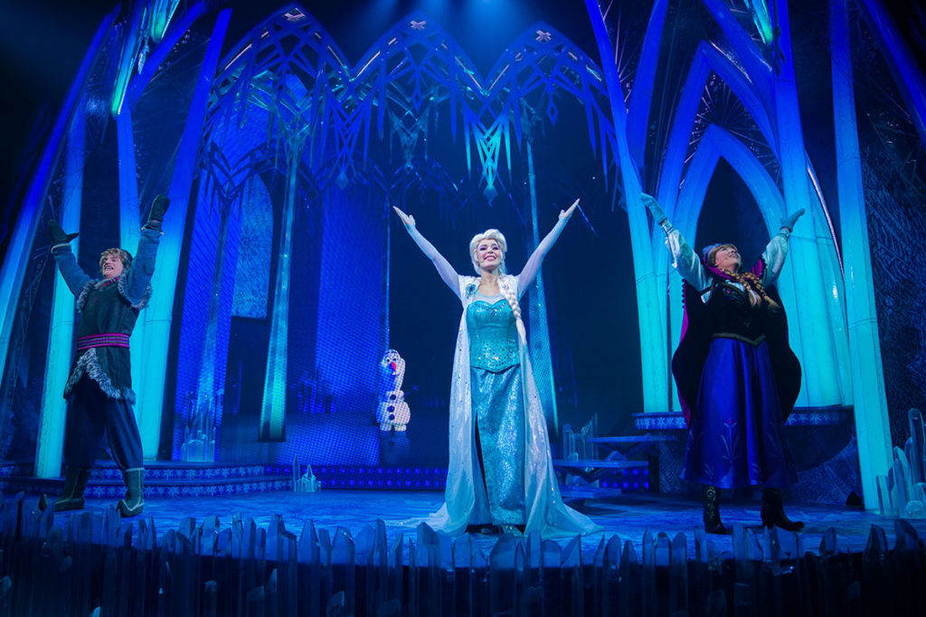 IMG_4714 copyDisneyland Paris La Reine des Neiges Une Invitation Musicale show Kristoff Anna & Elsa