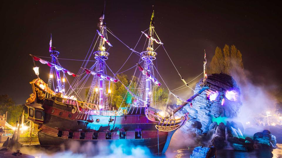 n029689 2023oct30 world halloween night 2016 pirate ship skull rock 16 9 tcm808 163432w 960p 1 1