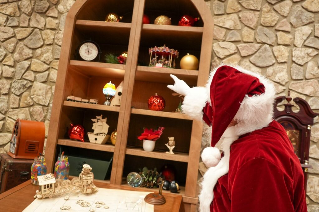 2025 Santa at Disney World Springs 1536x1024 1