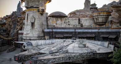 Millennium Falcon in Star Wars Galaxys Edge in Disneyland Park 1536x1024 1