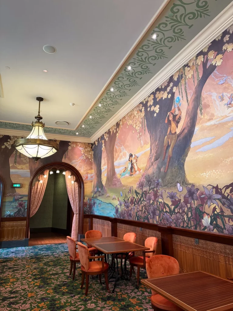 Disneyland Paris Adventure World The REgal View Restaurant Lounge 03